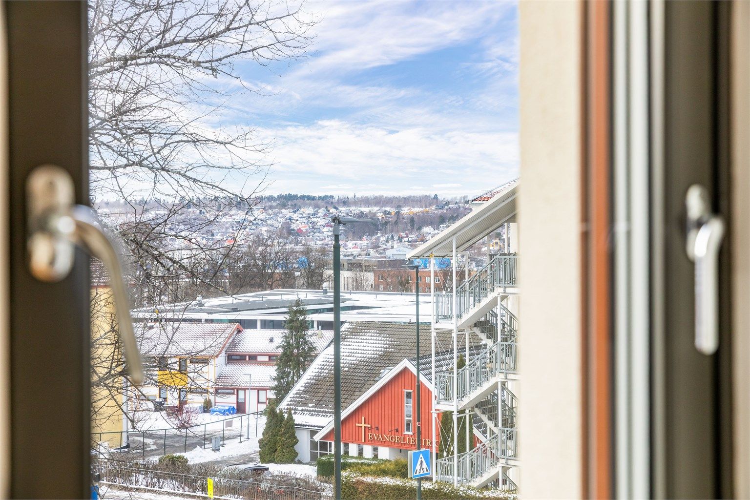 Utsikt til Jeløy sett gjennom vinduet ved kjøkkenet.
