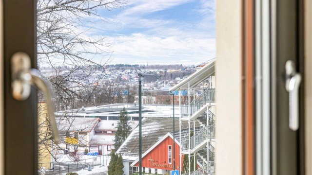 Utsikt til Jeløy sett gjennom vinduet ved kjøkkenet.