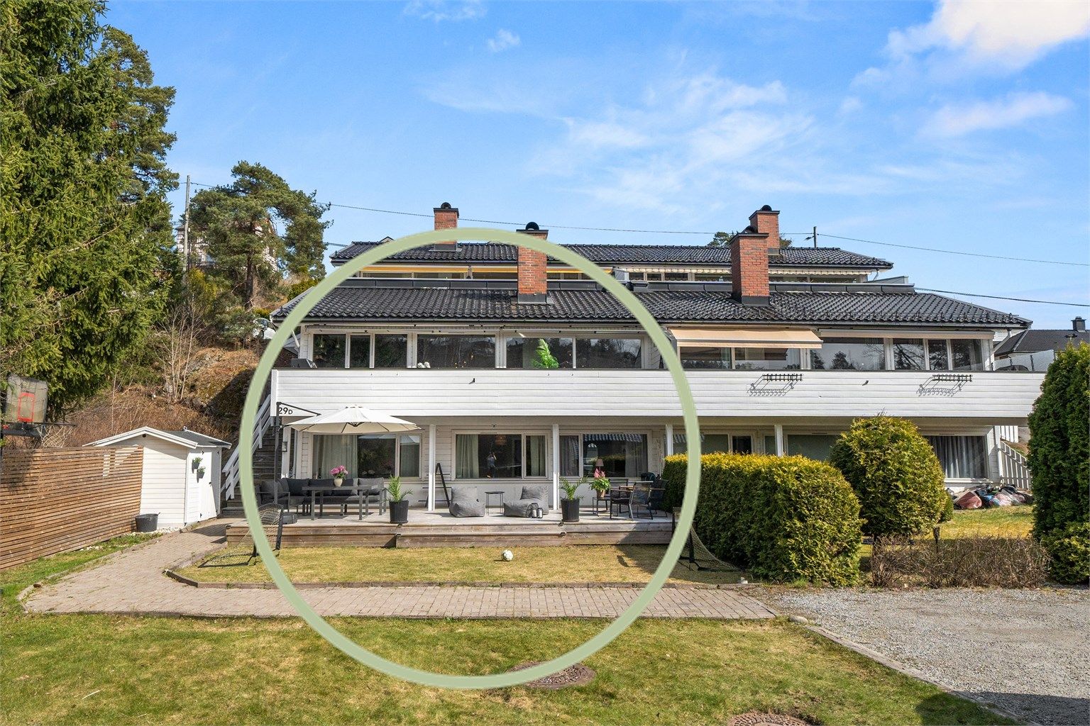 Velkommen til Vestliveien 29D! Pen og lys 4-roms leilighet over 2 plan. Boligen ligger skjermet og uten innsyn og disponerer fine uteområder. Ideelt for barnefamilier!