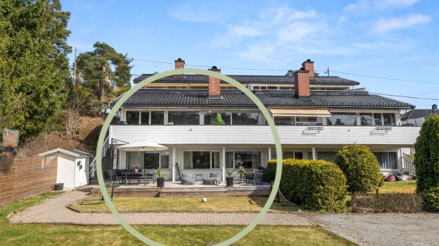 Velkommen til Vestliveien 29D! Pen og lys 4-roms leilighet over 2 plan. Boligen ligger skjermet og uten innsyn og disponerer fine uteområder. Ideelt for barnefamilier!