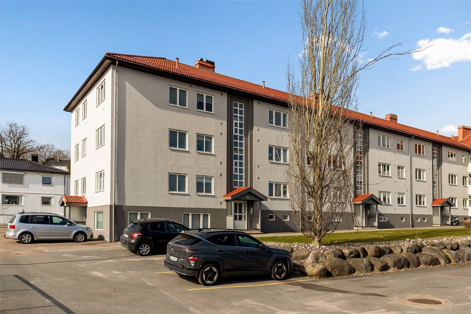 Leiligheten disponerer en bod i kjelleren på 7 m² og en bod på loftet på 4 m² for ekstra lagring.