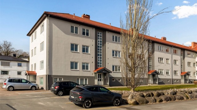 Leiligheten disponerer en bod i kjelleren på 7 m² og en bod på loftet på 4 m² for ekstra lagring.