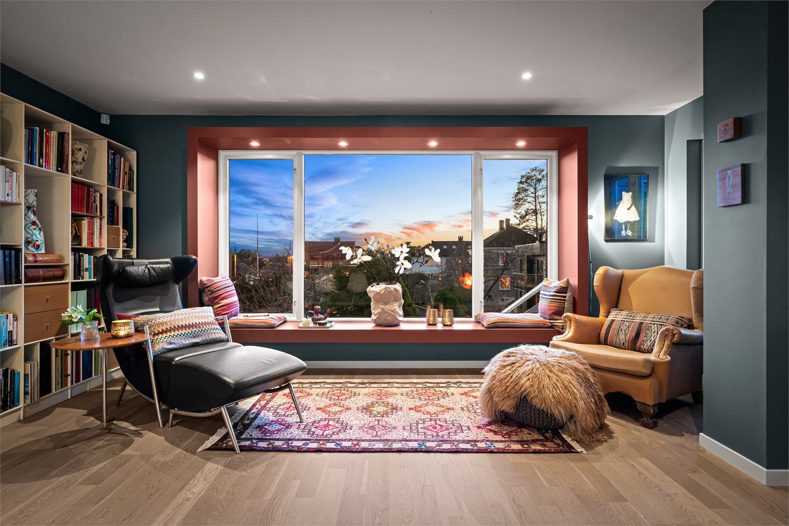 Den brede vinduskarmen er en fin detalj som gir ekstra sitteplass eller utstillingsflate. Foto: Oh Shots