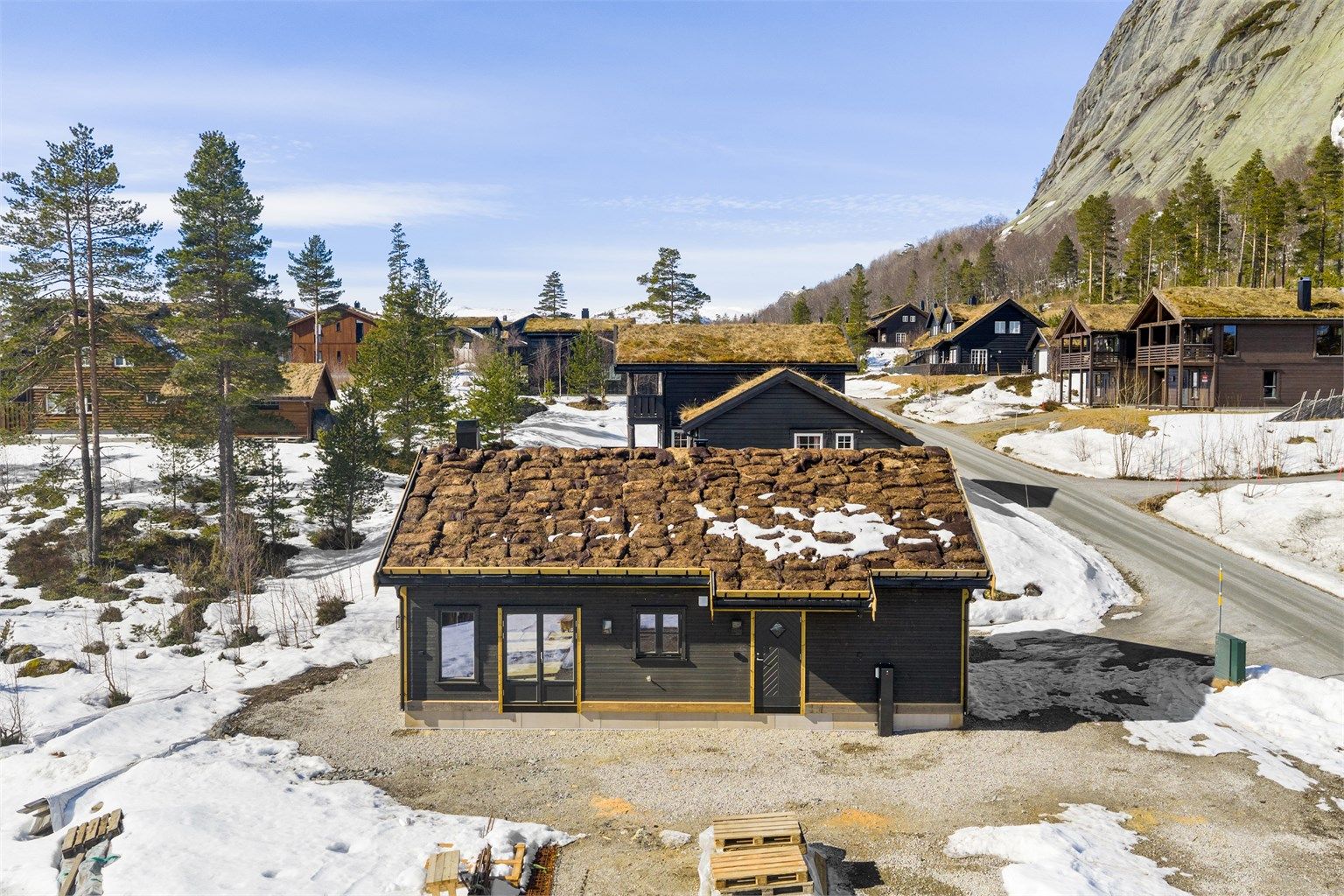 Inngangsparti og utgangen fra stue. Gode parkeringsmuligheter.