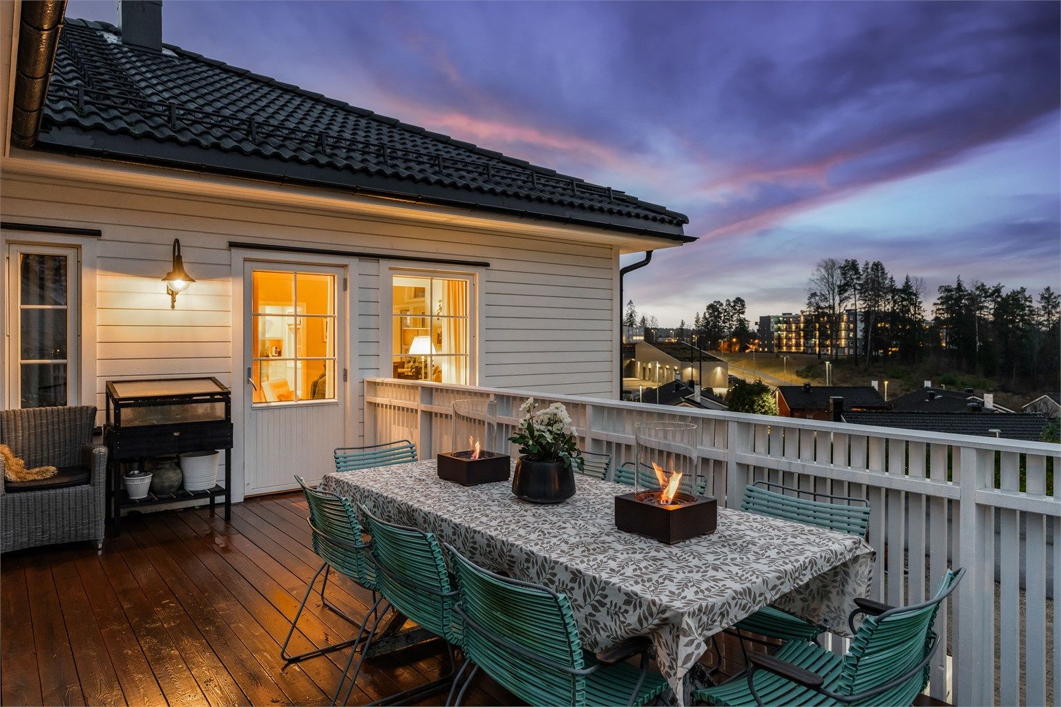 Det er god plass på balkongen til flere sitteområder.