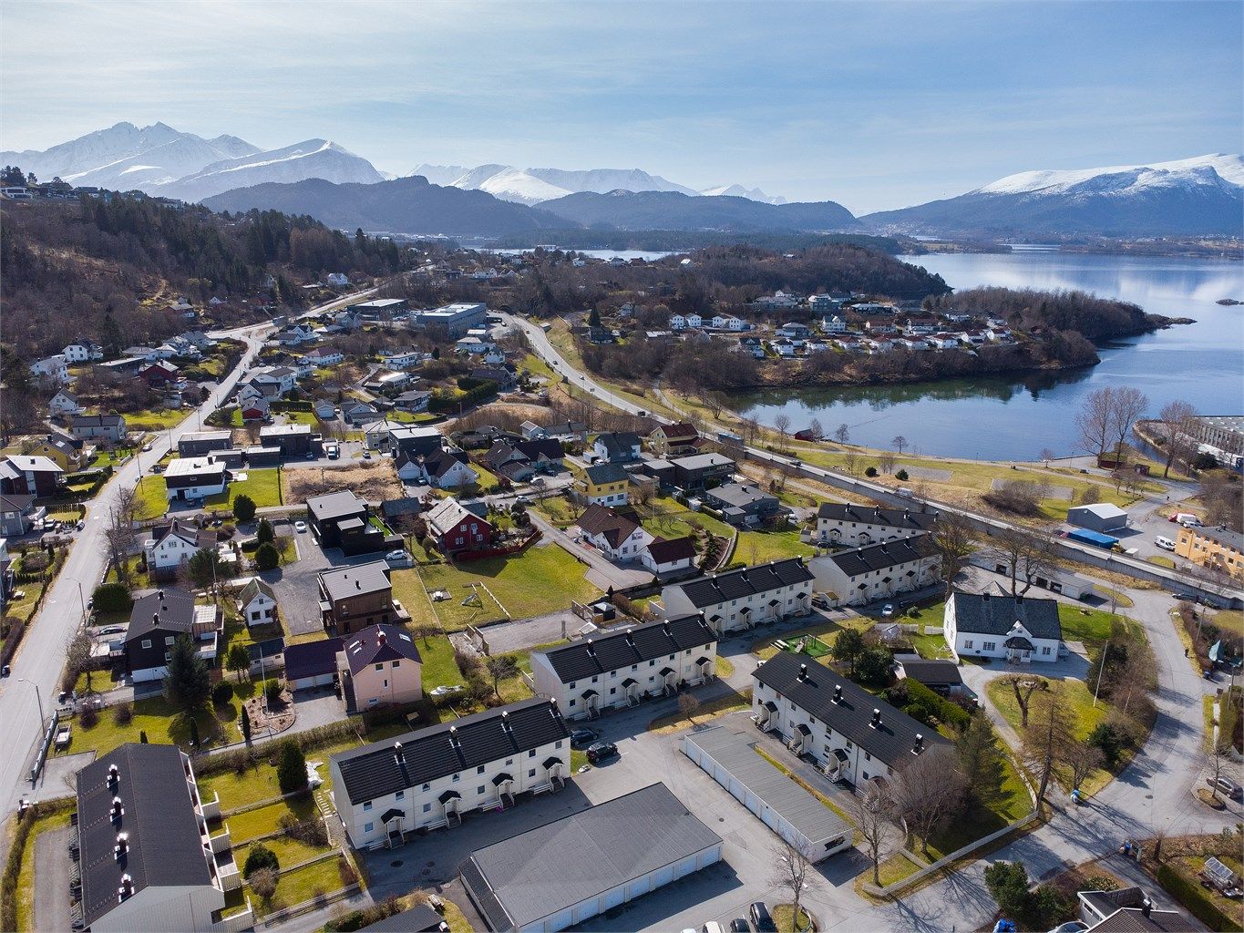 Området byr på en god kombinasjon av sentral beliggenhet og nærhet til natur.