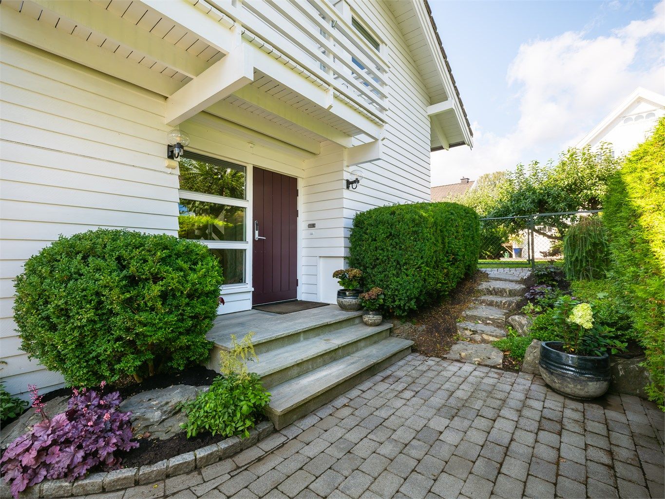 Opparbeidet inngangsparti med varmekabler i skiferlagt trapp.