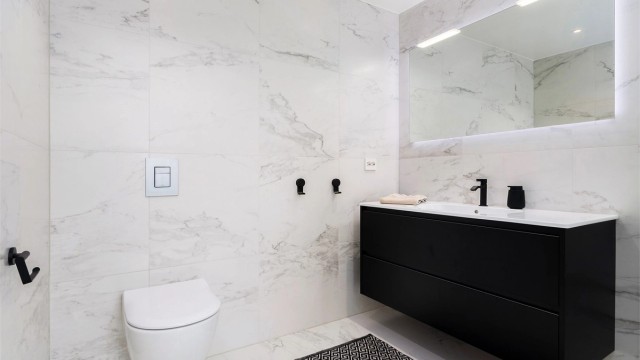 God baderomsinnredning som komplementeres med vegghengt speil og integrert belysning. Toalettet er fra Villeroy & Boch i tillegg har badet Devismart termostatstyring med mulighet for appstyring