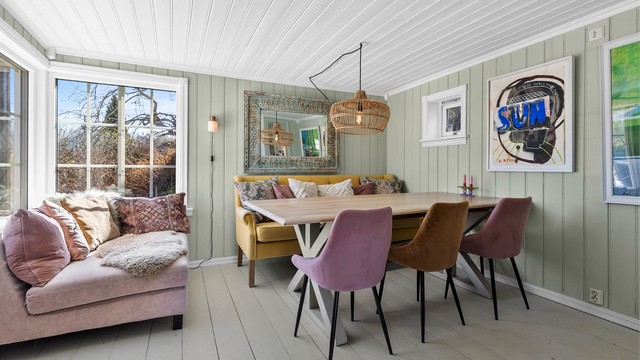 Stue med plass til sittegruppe, TV-område og mindre spisebord.