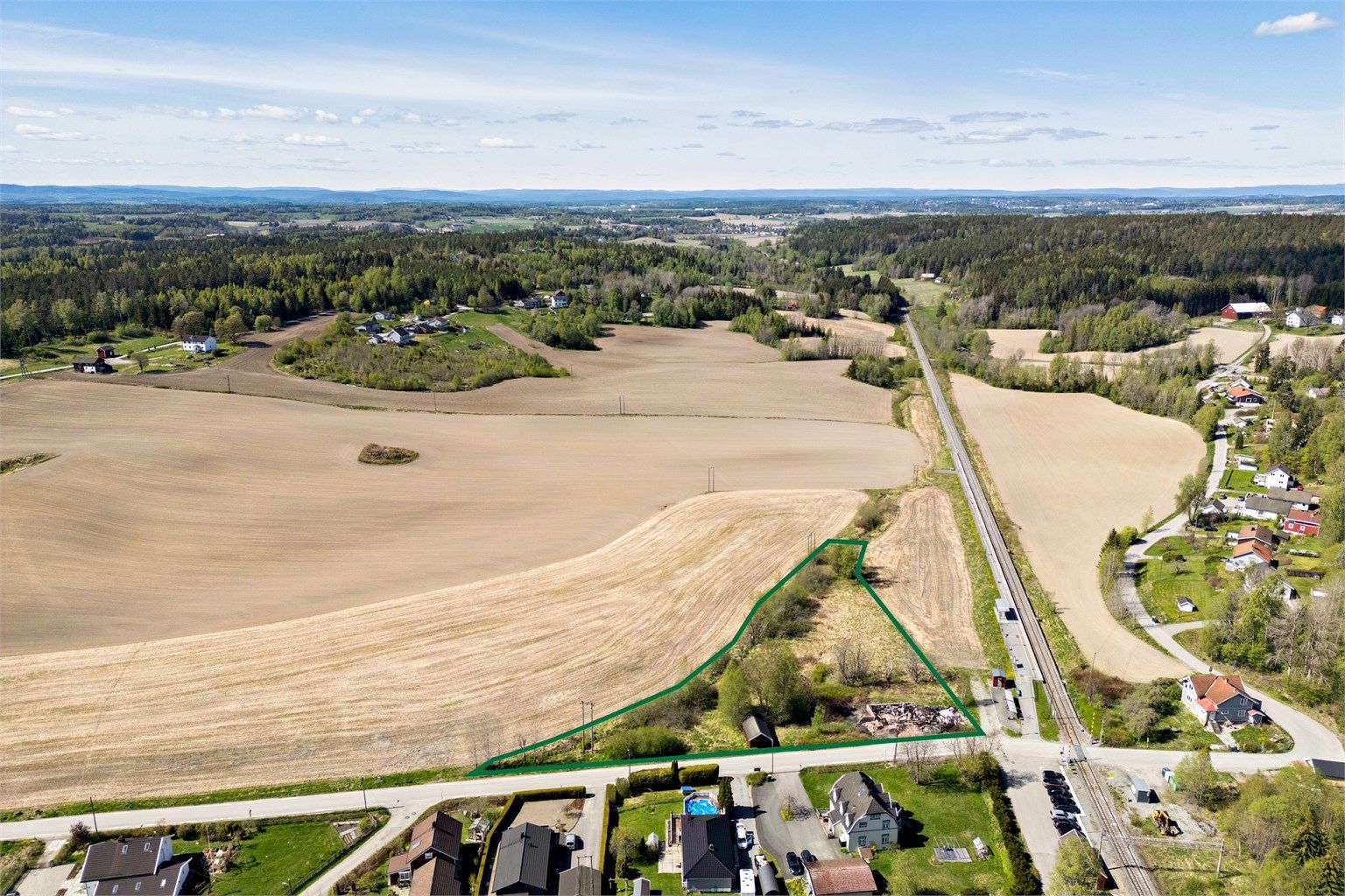 Tomta er innenfor grønn linje
