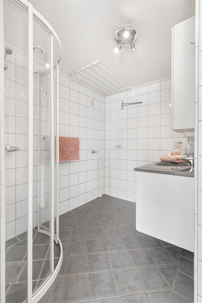 Flislagt bad fra byggeåret med gulvvarme og opplegg for vaskemaskin.