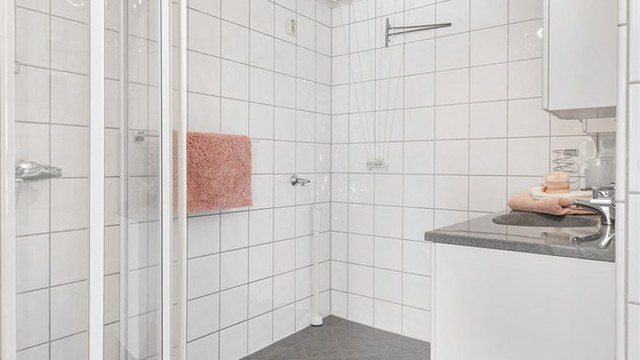 Flislagt bad fra byggeåret med gulvvarme og opplegg for vaskemaskin.