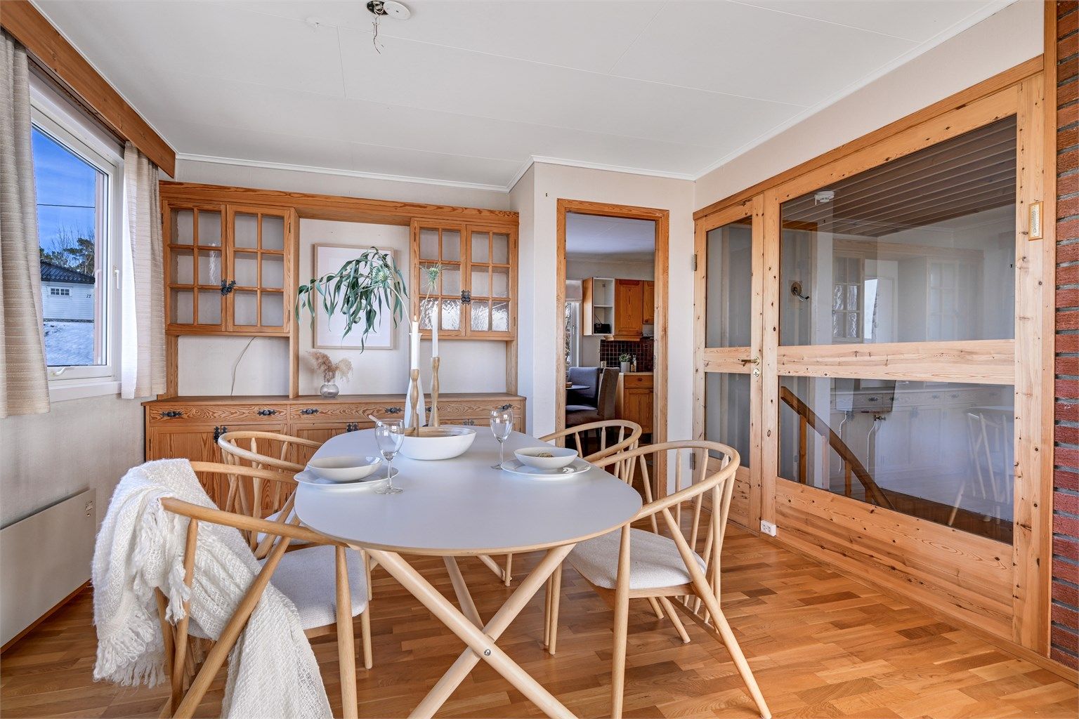 Hyggelig spisegruppe. Adkomst videre inn til kjøkkenet og trapp ned til underetasjen. 