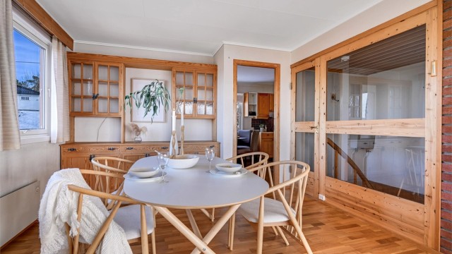 Hyggelig spisegruppe. Adkomst videre inn til kjøkkenet og trapp ned til underetasjen.