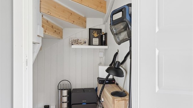 Rommet under trappen i 1.etg benyttes til oppbevaring.