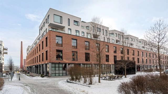 Anlegget er gjort om til leiligheter, restauranter, Lille Lab innendørs familielekeplass for barn, dagligvareforretning og spennende butikker i første etasje.
