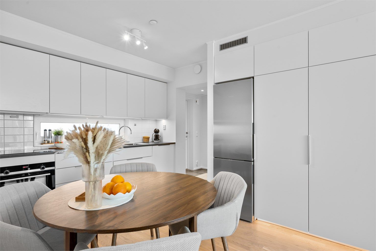 Kjøkkenet er utstyrt med frittstående kjøleskap med frysedel, integrert oppvaskmaskin og komfyr, samt nedfelt induksjonstopp tilkoblet komfyrvakt.