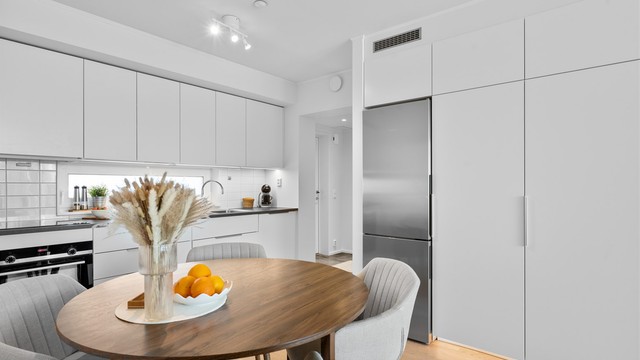 Kjøkkenet er utstyrt med frittstående kjøleskap med frysedel, integrert oppvaskmaskin og komfyr, samt nedfelt induksjonstopp tilkoblet komfyrvakt.