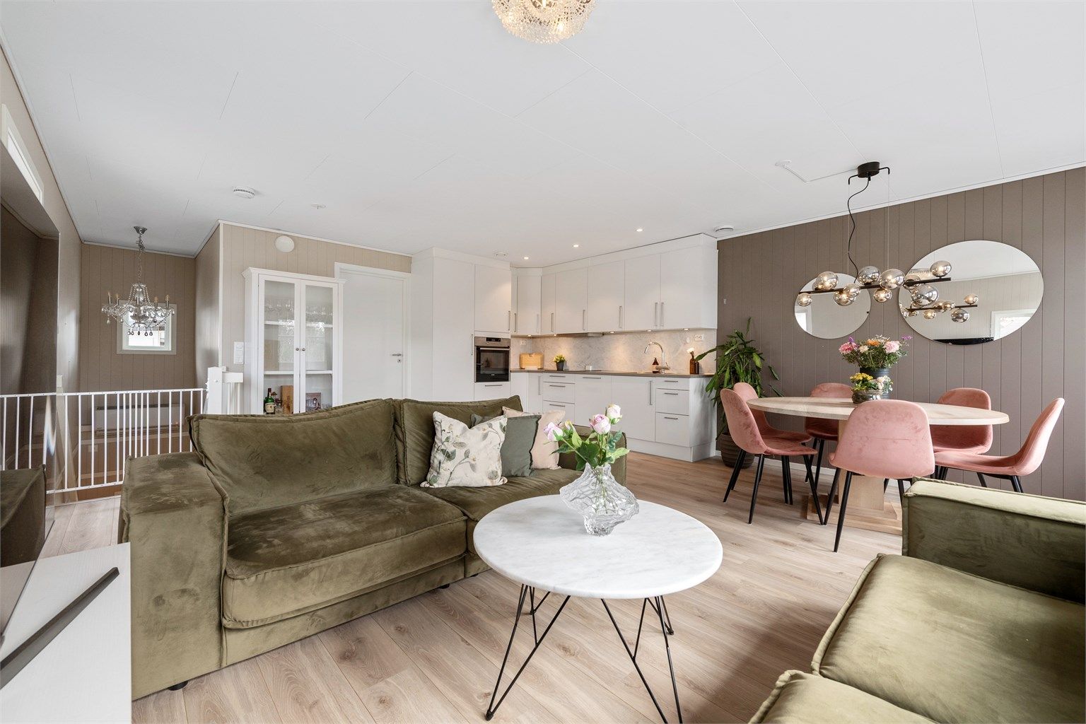 Stuen har en fin planløsning med plass til både sofagruppe og spisebord.