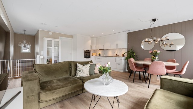 Stuen har en fin planløsning med plass til både sofagruppe og spisebord.