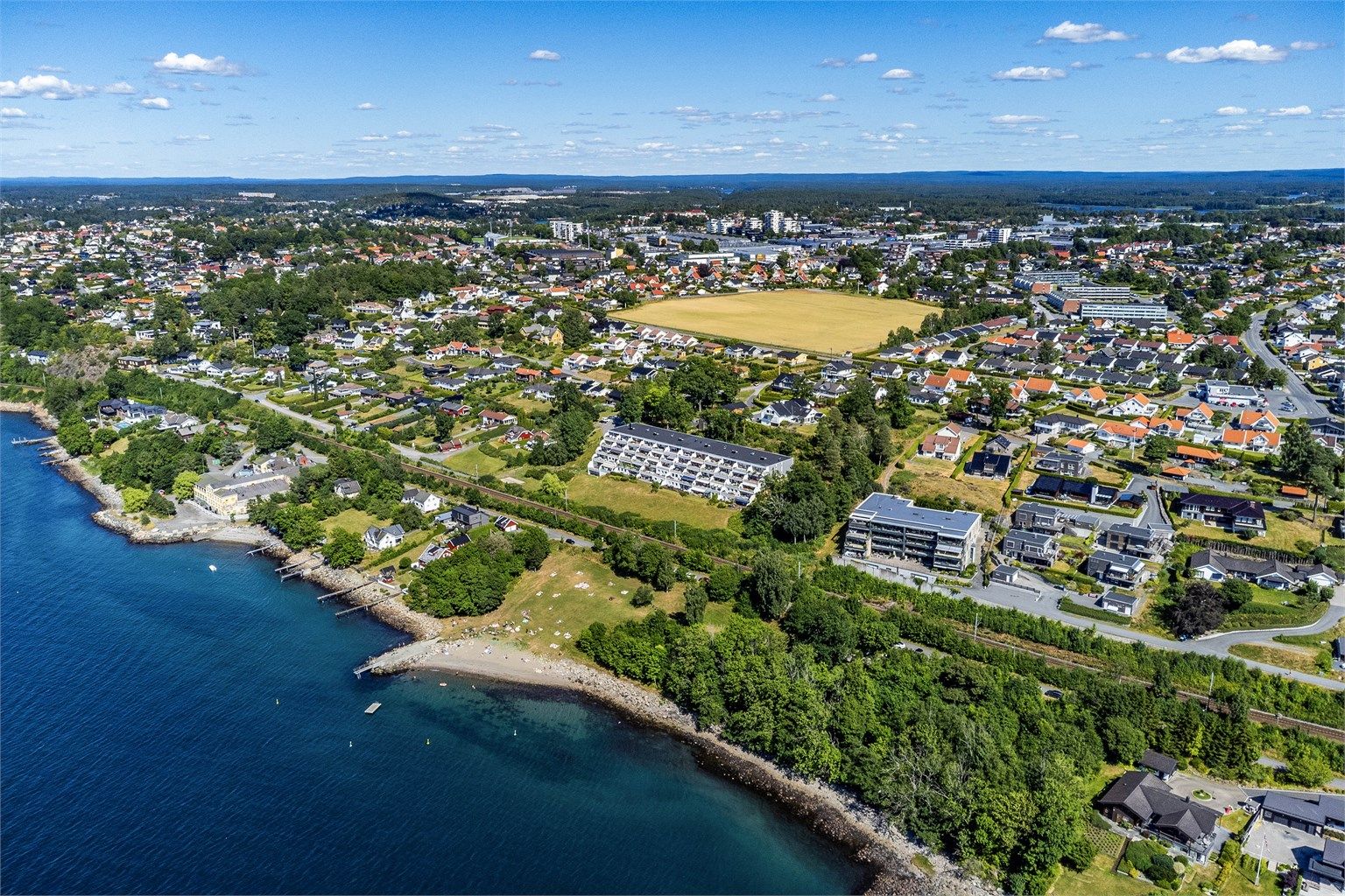 Festestranda rett nedenfor sameiet er den nærmeste av flere fine badesteder i området.