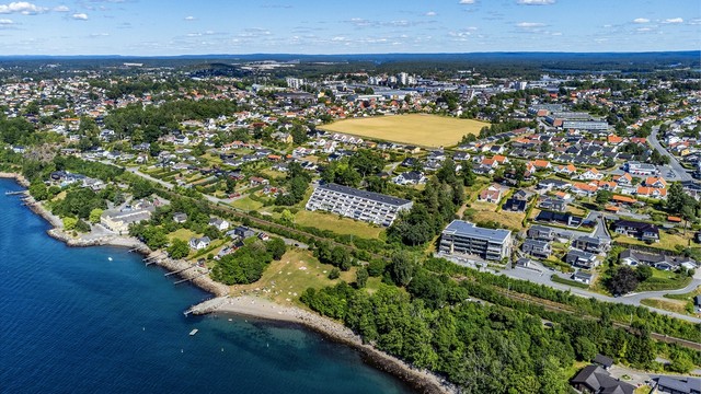 Festestranda rett nedenfor sameiet er den nærmeste av flere fine badesteder i området.