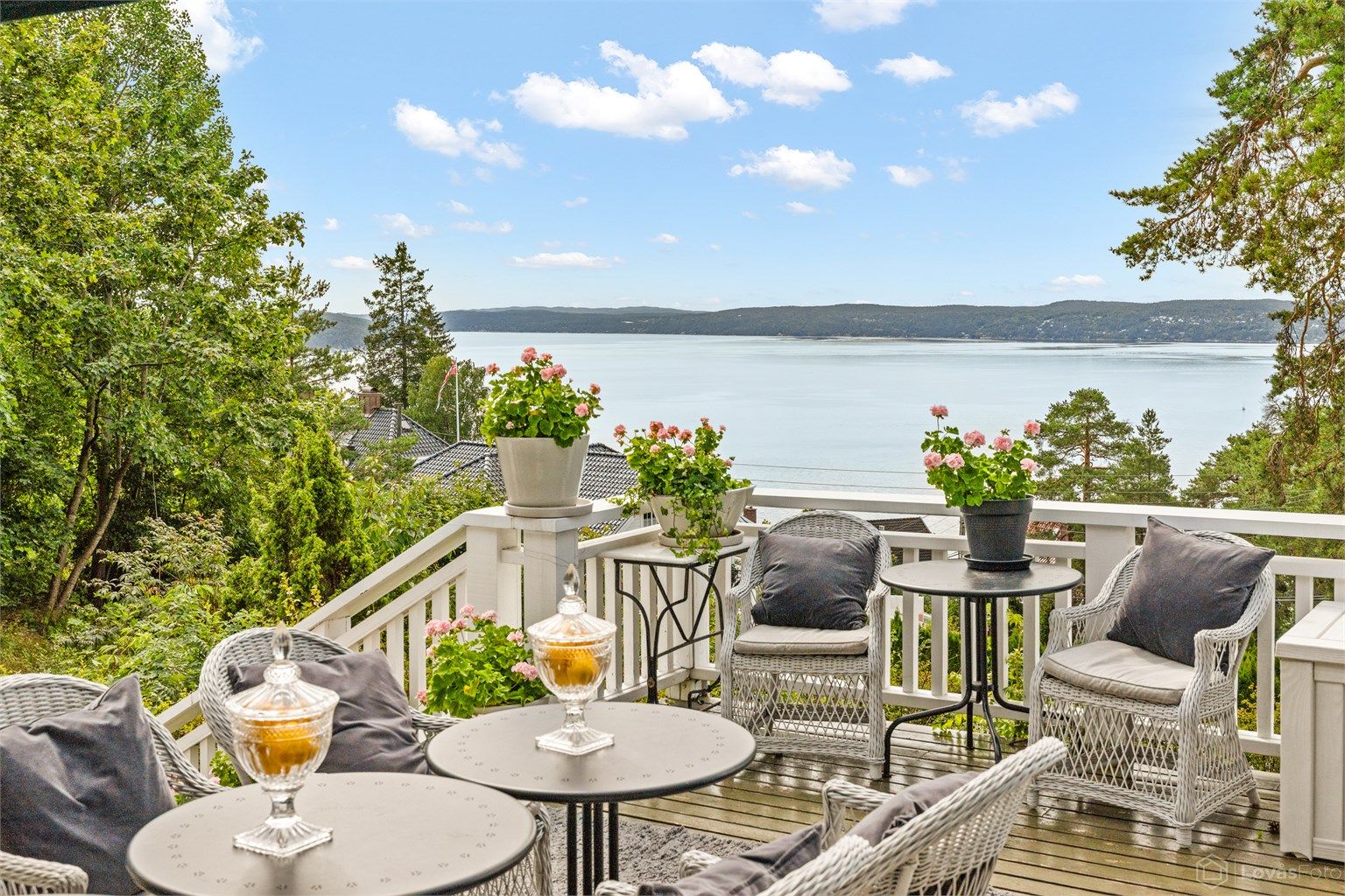 Terrasse (det er gitt rammetillatelse for oppføring av ny enebolig på nabotomten som ved evt gjennomføring stedvis kan ta noe av utsikten)