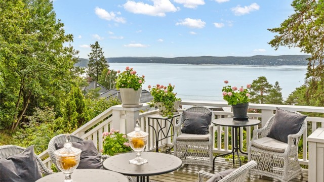 Terrasse (det er gitt rammetillatelse for oppføring av ny enebolig på nabotomten som ved evt gjennomføring stedvis kan ta noe av utsikten)