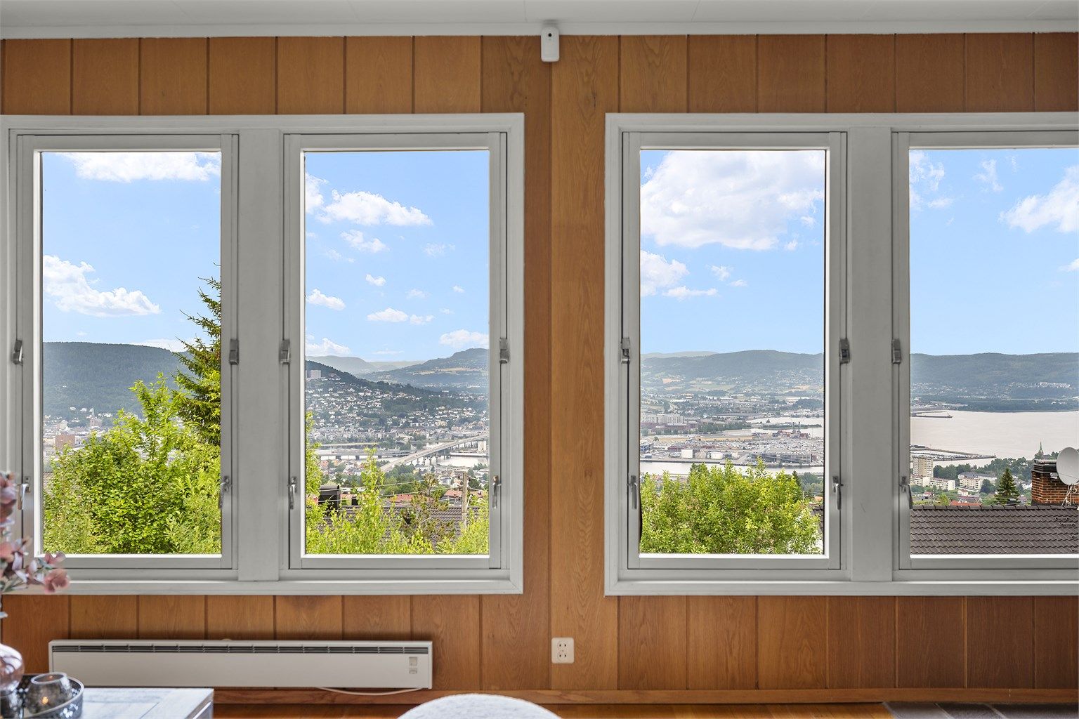 Godt med vindusflater langs to yttervegger som gir godt med naturlig lys og fantastisk utsikt