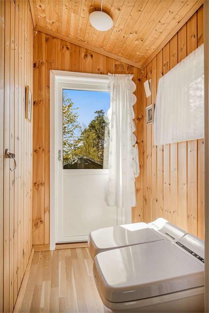 Toalett finnes i eget toalettrom hvor det er installert forbrenningstoalett og urinal fra Cinderella.