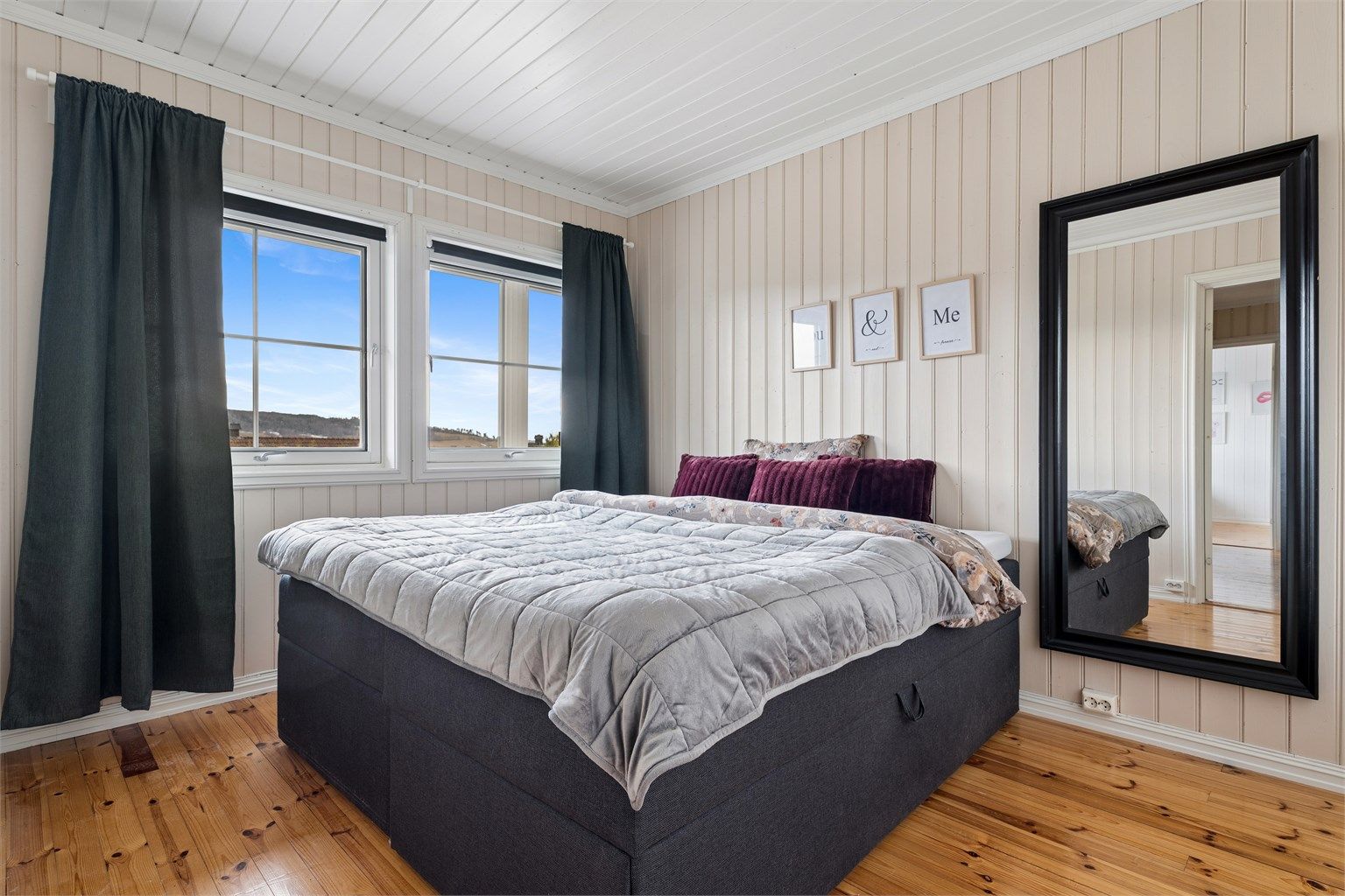 Alle soverommene er romslige med god plass til seng og garderobeløsninger.