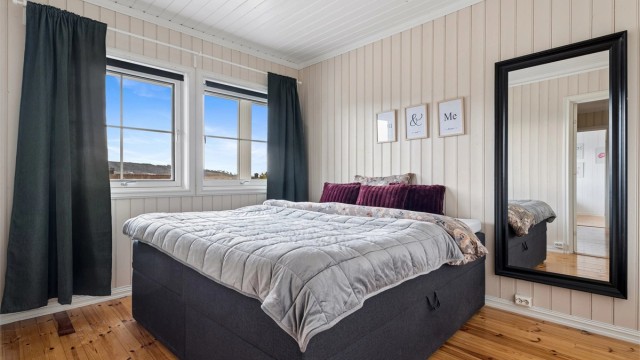 Alle soverommene er romslige med god plass til seng og garderobeløsninger.