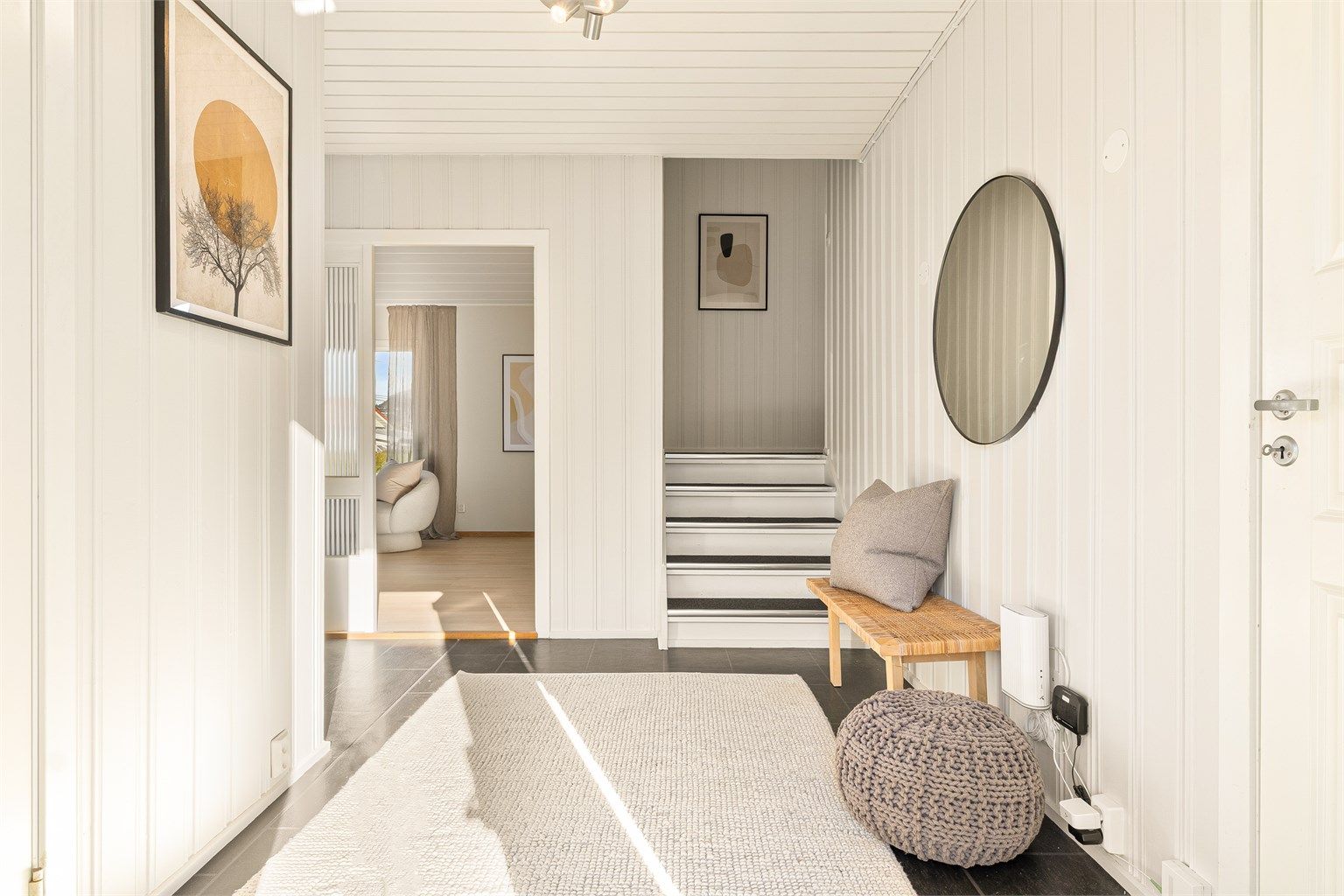 Fra entreèn er det 5 trappetrinn opp til et halvplan.