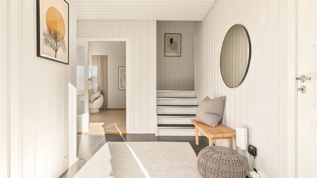Fra entreèn er det 5 trappetrinn opp til et halvplan.