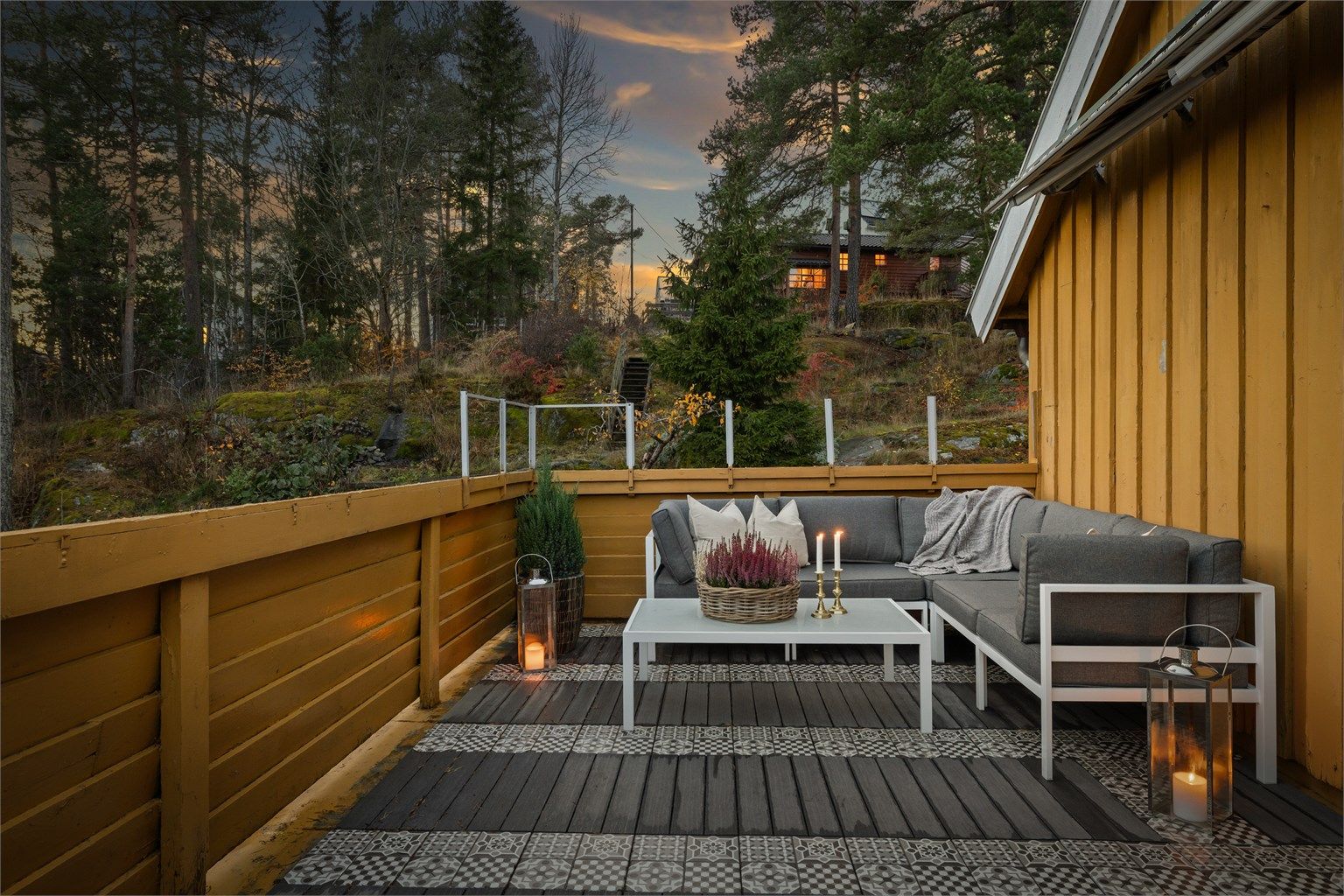 Kveldsstemning på takterrassen med utgang fra hovedsoverom i  2. etasje. 