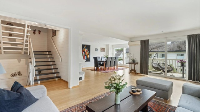 Åpen og sosial planløsning mellom stue, spisestue og trapperom.