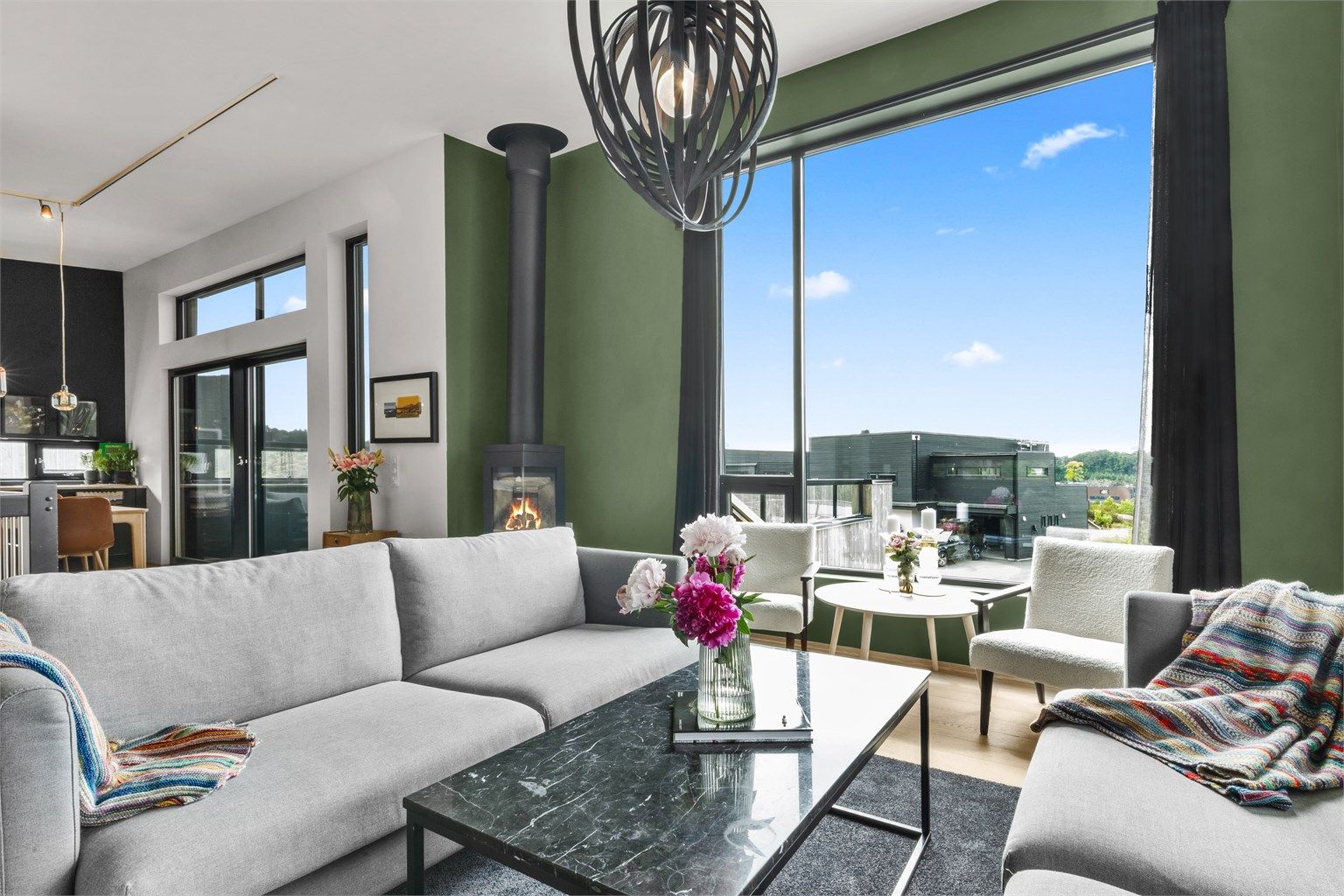 God takhøyde i stuen, store vinduer  som slipper inn rikelig med lys, vedovn for koselige kvelder 