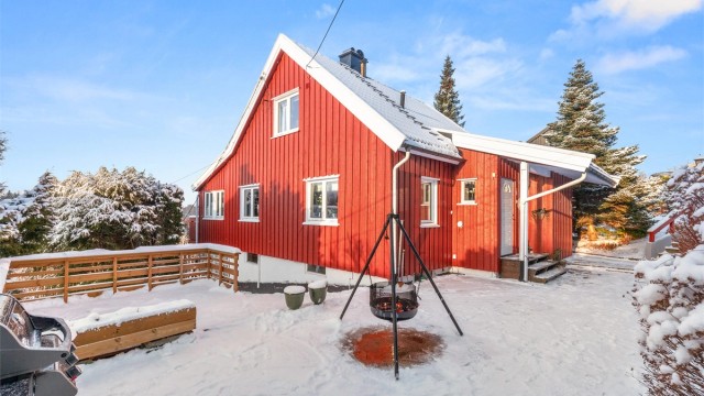 Velkommen til Skoglyveien 9 - en sjarmerende enebolig i et familievennlig villastrøk. Foto: Fotofirma Oh Shots