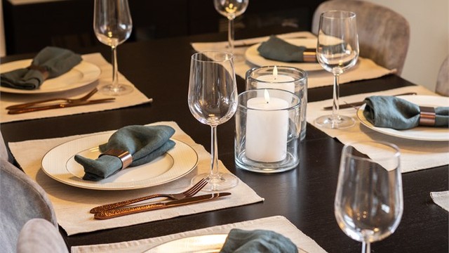 Her er det god plass til et stort spisebord og hyggelige middager med familie og venner, med kort vei til kjøkkenet og videre ut til den skjermede terrassen.