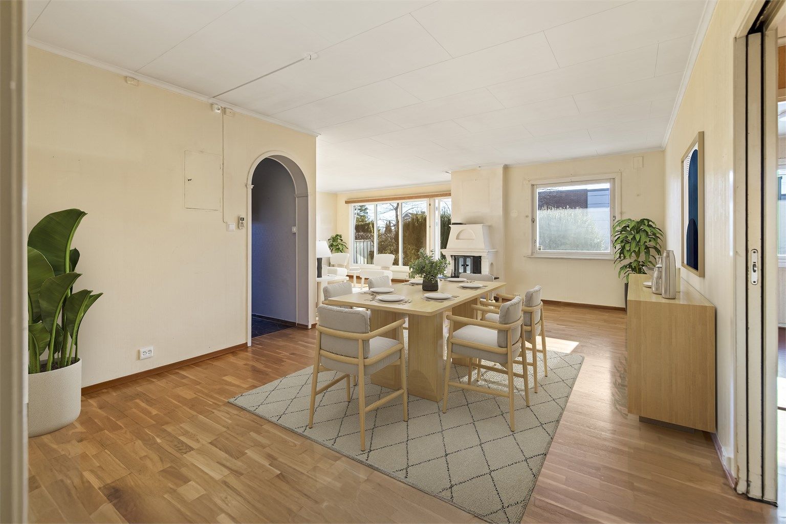 Nåværende eier har satt stor pris på den fantastiske beliggenheten og har bodd her siden 1971. Dette er første gang boligen omsettes, og den har hatt samme eier siden byggeår