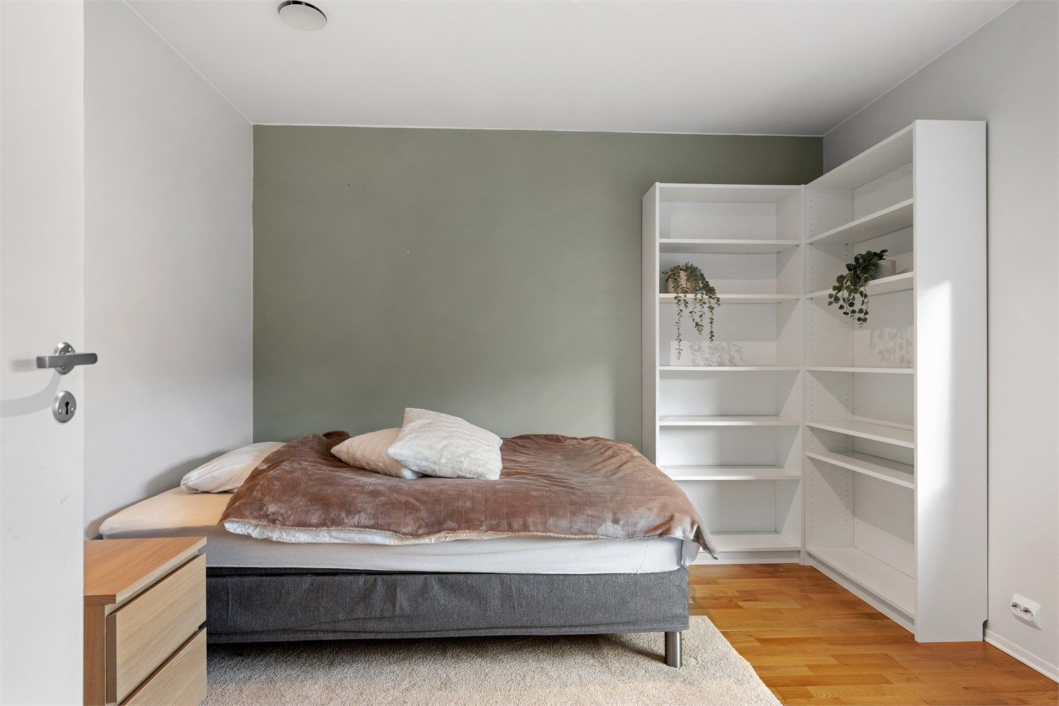 Boligen har totalt fire fine soverom, med ett i andre etasje og tre i første etasje.