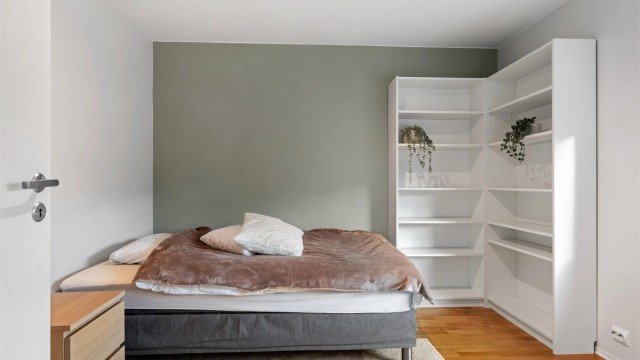 Boligen har totalt fire fine soverom, med ett i andre etasje og tre i første etasje.