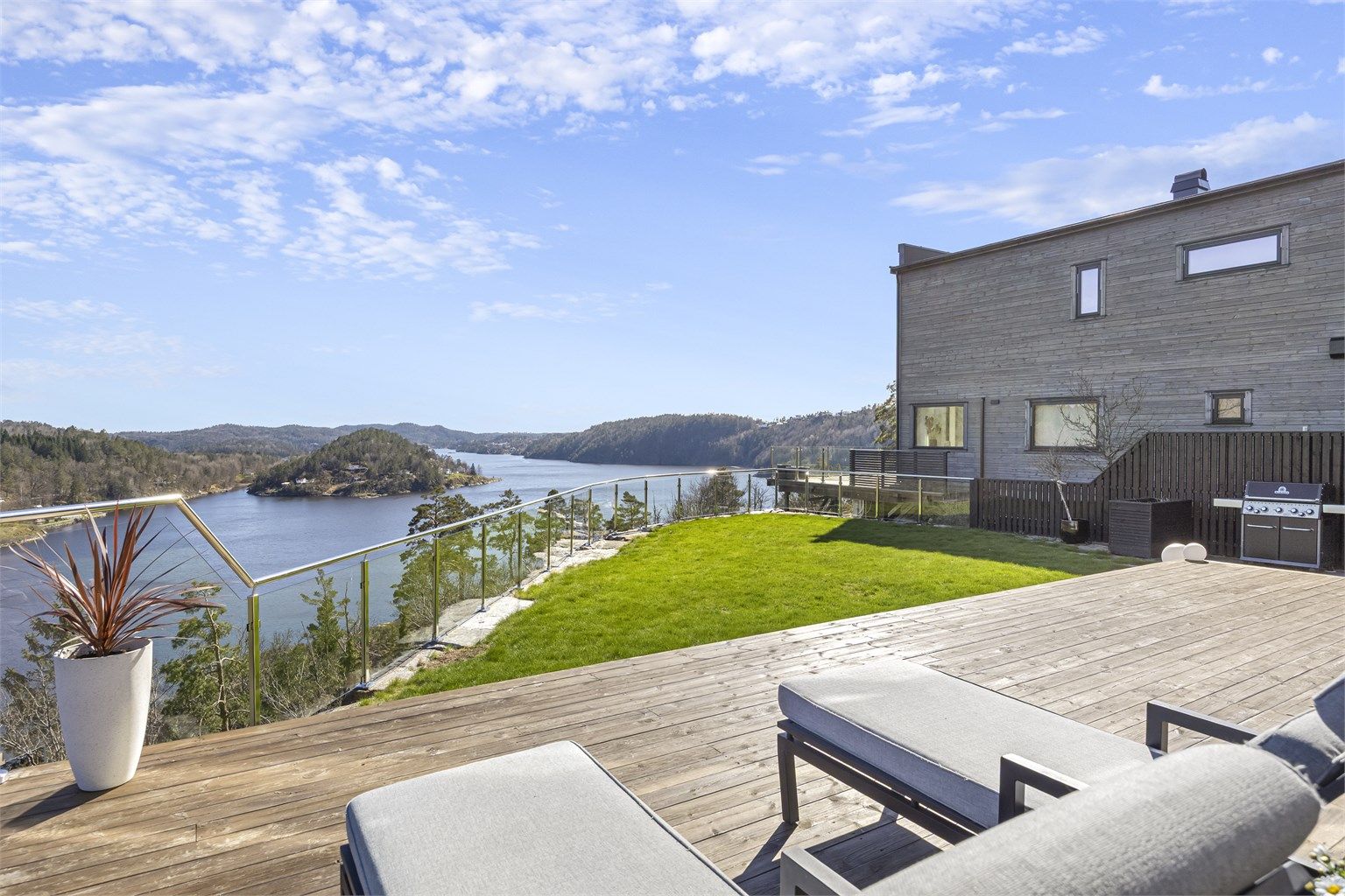 Den store terrassen er et fantastisk uterom med plass til både avslapning og sosiale sammenkomster.