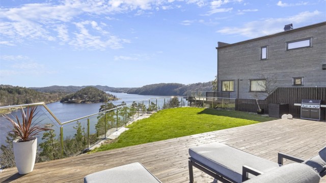 Den store terrassen er et fantastisk uterom med plass til både avslapning og sosiale sammenkomster.