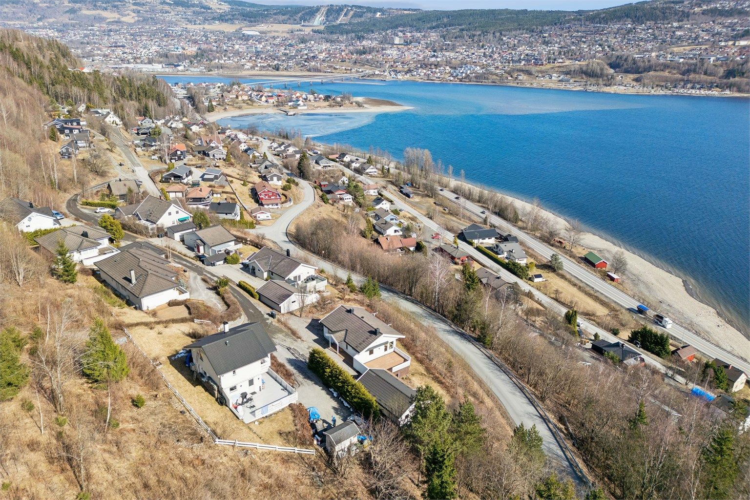 Det er om lag en kilometer til Vingar, der du finner både barneskole og barnehage. Nærmeste dagligvareforretning er Kiwi Vingnes, som ligger innenfor gangavstand.