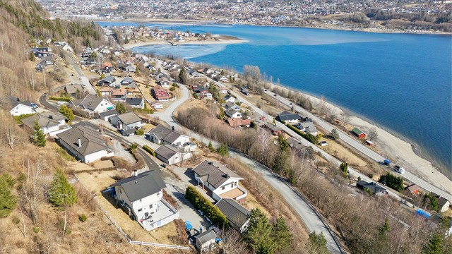 Det er om lag en kilometer til Vingar, der du finner både barneskole og barnehage. Nærmeste dagligvareforretning er Kiwi Vingnes, som ligger innenfor gangavstand.