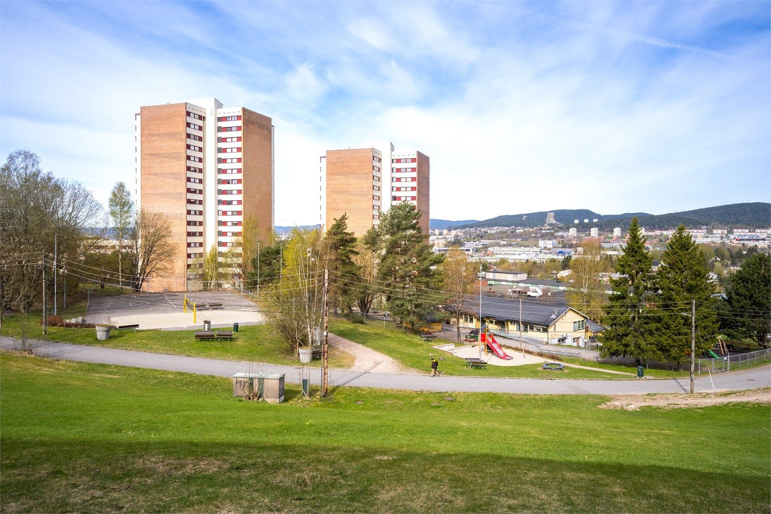 Fra leiligheten er det kun 2-3 minutters gange til Trosterud T-banestasjon.