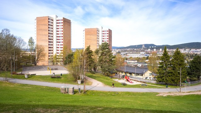 Fra leiligheten er det kun 2-3 minutters gange til Trosterud T-banestasjon.