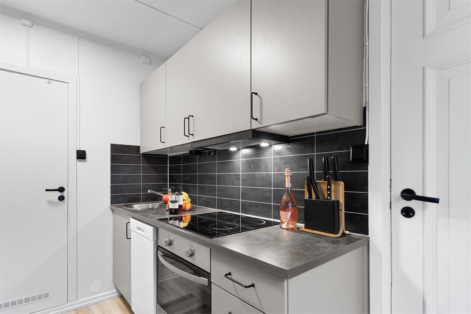 Laminert plate på vegg over benkeplater av laminat.