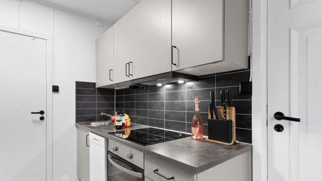 Laminert plate på vegg over benkeplater av laminat.